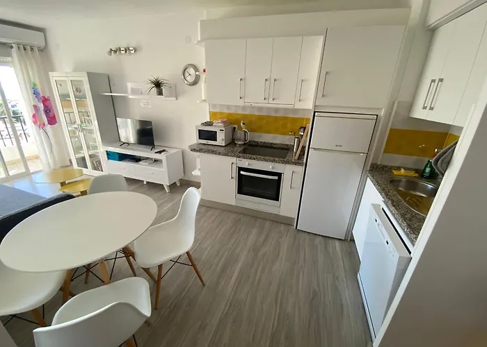 ¡playa Torrecilla, A Un Paso Del Centro Peatonal! Nerja